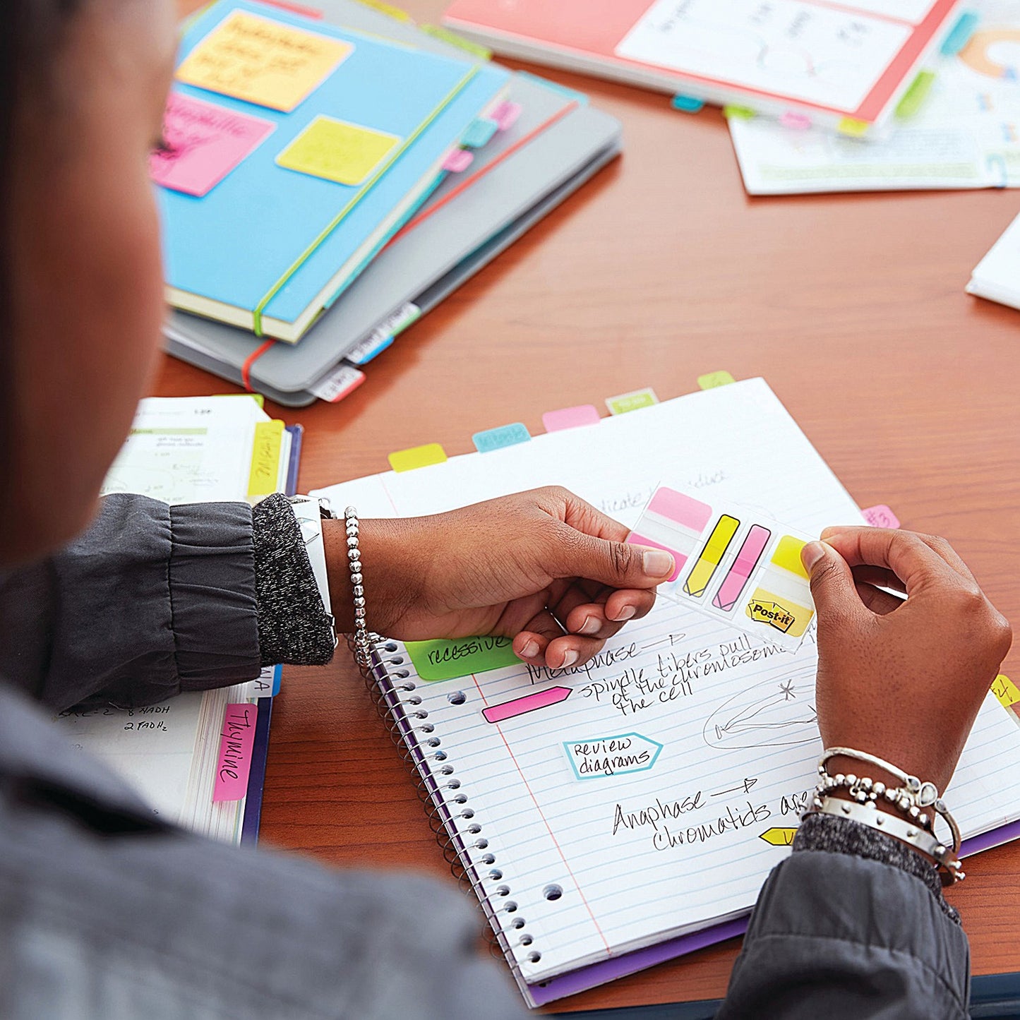 Post-it Pro Z-Note Dispenser, Includes 76 x 76mm Z-Fold Note Pad